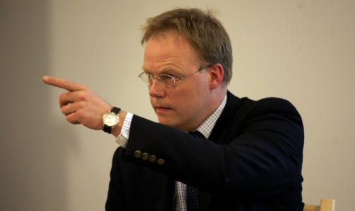 PEKEFINGER MOT POLITIET Assisterende sjef i Spesialenheten for politisaker mener de to politimennene hentet ut fangen etter � ha mottatt betaling for det. Den tidligere d�mte mannen st�r ogs� tiltalt, sammen med den ene politimannens kone.. Foto: Cornelius Poppe / SCANPIX