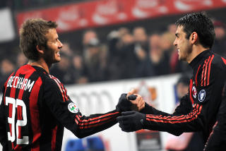BLE GODE VENNER: Beckham og Kak� fant tonen i Milano, b�de p� og utenfor banen.  Foto:AFP/GIUSEPPE CACACE