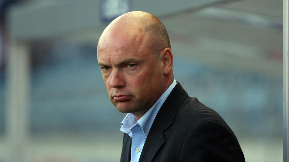I MOTVIND: Viking-trener Uwe R�sler var ikke spesielt lystig etter 0-3 mot V�lerenga i Stavanger i g�r kveld.
Foto:  Alf Ove Hansen, Scanpix