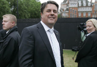 RASISMED�MT: Partileder Nick Griffin, i midten, er tidligere d�mt for � ha spredt rasistisk materiale.Foto: AP/Alastair Grant/SCANPIX