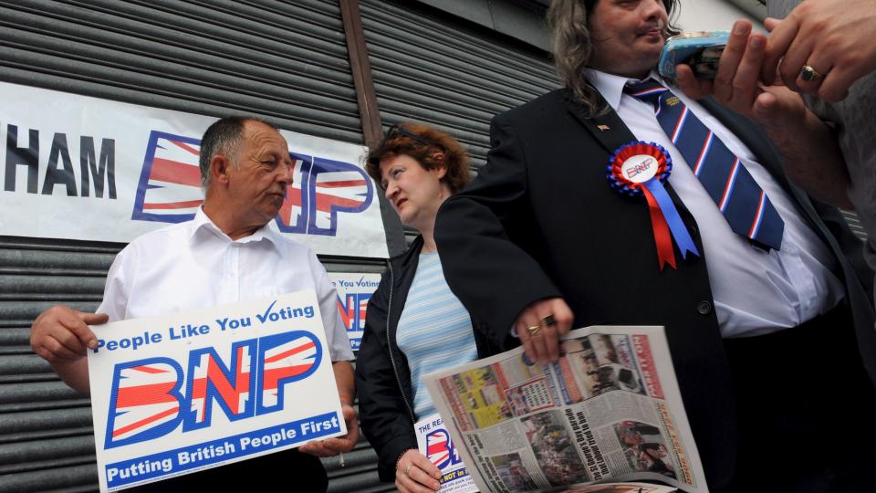 H�YREEKSTREME STEMMESANKERE: Medlemmer av Storbritannias h�yreekstreme parti BNP, var f�r helga p� stemmesanking i Londons gater.  Valget er 4. juni. Foto: EPA/ANDY RAIN/SCANPIX