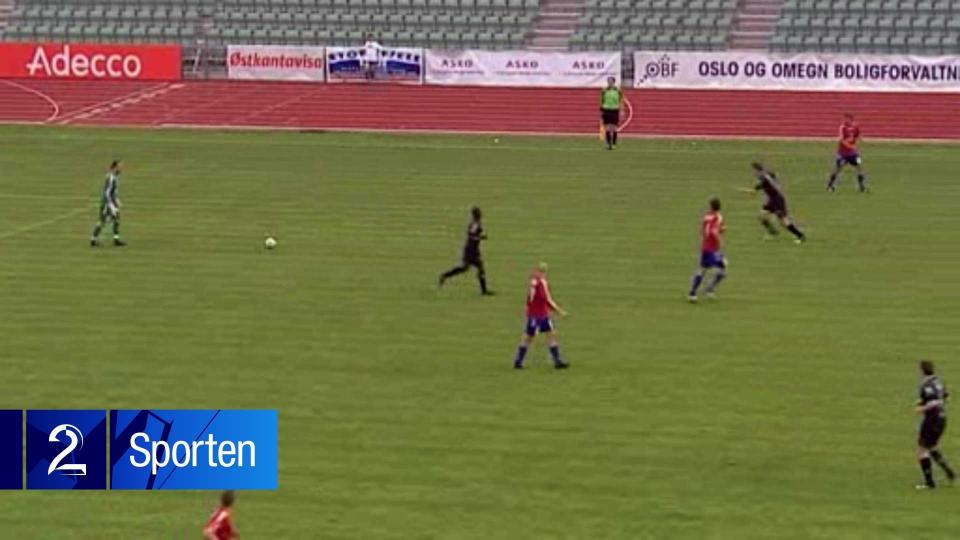 FORDEL: Skeid-keeper Beau Molenaar tror han har f�tt frispark, og tar l�pefart. Men L�v-Hams Arve Walde har oppfattet at dommeren har ropt �fordel�, og l�per for � snappe ballen.Foto: Gjengitt med tillatelse fra TV 2
