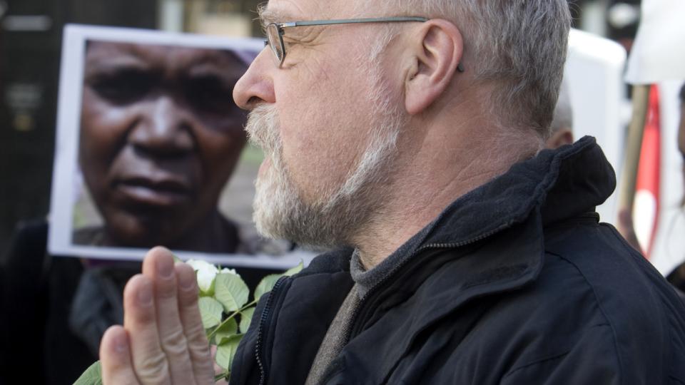 OSLO 20090323: 
Aktivister markerte mandag starten av FNs klimapanels ekstremv�ruke i Oslo. De bar en kiste og plakater som skulle symbolisere konsekvensene av dagens klimapolitikk opp Karl Johansgate. Generalsekeret�r Atle Sommerfeldt i Kirkens N�dhjelp holdt en appell ved kisten.
Foto: Morten Holm / SCANPIX