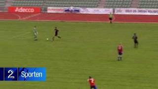 MISFORST�ELSE: Walde snapper ballen. Molenaar er sikker p� at han har rett, og fors�ker ikke � stoppe L�v-Ham-spilleren...