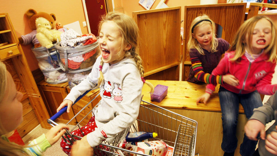 TILLATT MED LOKKEGAVER: Den nye markedsf�ringsloven tillater s�kalte lokkegaver ogs� for barn - som for eksempel samlekort i sjokoladepakken eller lignende. Disse jentene p� Flesberg skole leker butikk. Illustrasjonsfoto: Lise �serud/Scanpix