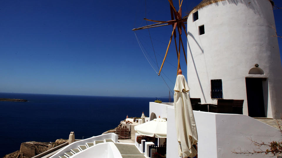 SOL: Turister soler seg i byen Oia p� den spetakul�re �ya Santorini. Foto: Louisa Gouliamaki/Scanpix