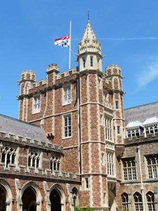 HALV STANG: Skolen der den norsk-britiske gutten gikk flagget i dag p� halv stang. Foto: Clifton College