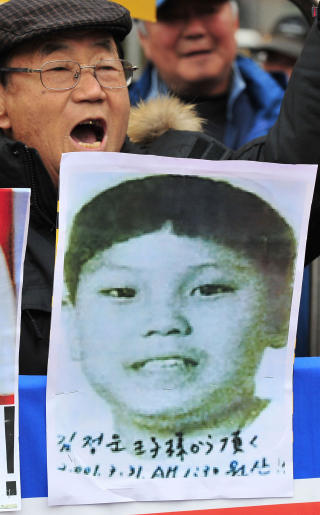 PROTESTER: En s�r-koreansk demonstrant roper slagord mens han holder opp en plakat av Kim Jong-Un som skal ha blitt utpekt av sin far til � overta som Nord-Koreas neste leder. Foto: Scanpix