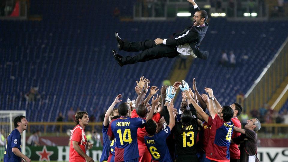 SPANSK JUBEL: Her kaster Barcelona-spillerne Joseph Guardiola i lufta etter � ha vunnet Champions League. Litt over halvannen time tidligere viste treneren spillerne en sju minutter lang motivasjonsvideo, laget for anledningen. Foto: MATTEO BAZZI / EPA.
