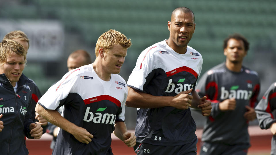 HVORDAN ER SPANIA, JOHN? John Arne Riise (t.v.) blir koblet til Barca i dag. Kanskje sp�r han tidligere Valencia-spiss John Carew om La Liga i dagene framover? Foto: Cornelius Poppe / SCANPIX