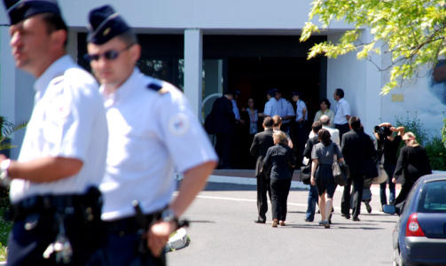 SOM EN FESTNING: Ingen andre enn p�r�rende og hjelpeapparat f�r n�rme seg hotellet i Paris der krisesenteret er opprettet.