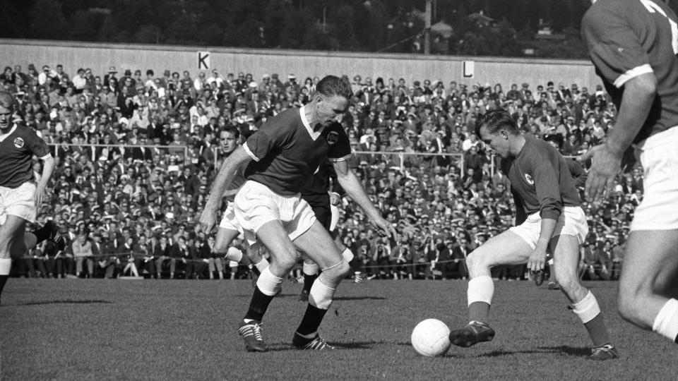 104 LANDSKAMPER: Her er Thorbj�rn Svenssen i sin 100. landskamp, mot Danmark 17. september 1961. Han spilte fire kamper til f�r han ga seg p� landslaget. Foto: SVERRE A. B�RRETZEN/AKTUELL/SCANPIX