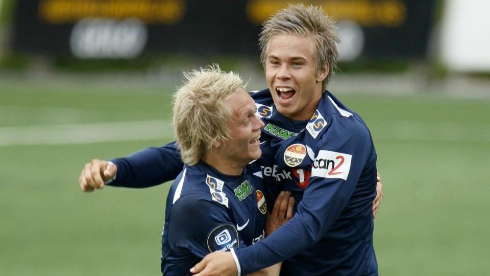 TOM�LSSCORER: Med to scoringer sendte Marcus Pedersen (t.h.) Godset fra jumboplassen i Tippeligaen. Her jubler han sammen med lagkamerat Fredrik Nordkvelle. Foto: Erlend Aas / SCANPIX