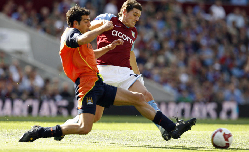 SIGNERTE FOR MANCHESTER CITY: Aston Villa-kaptein Gareth Barry signerte i kveld en fem�rskontrakt med Manchester City. Den engelske landslagsspilleren koster 120 millioner kroner. Foto: AFP/IAN KINGTON