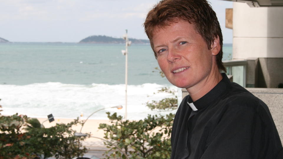 HJELPER P�R�RENDE: Sj�mannspresten i Brasil, Anne Netland, bist�r de p�r�rende etter Air France-ulykken s� godt hun kan. Foto: Runa Hestmann Tierno