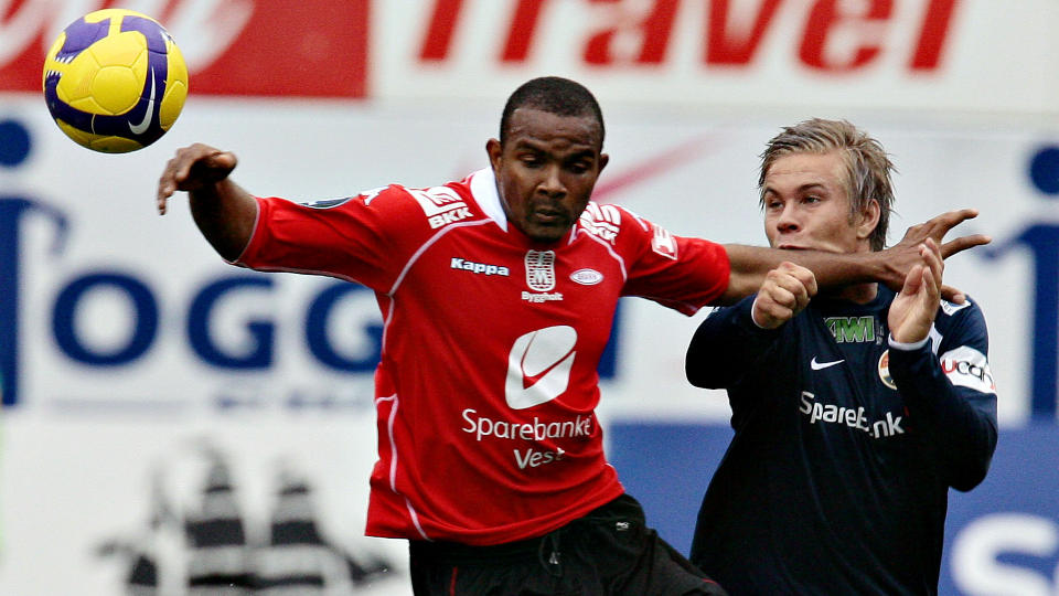 F�LGES: Branns Rodolph Austin f�lges av Aston Villa, bekrefter Branns sportslige leder Roald Bruun Hansen overfor Dagbladet. Her i duell med Godsets tom�lsscorer Marcus Pedersen. Foto: Arnt E. Folvik / Dagbladet.