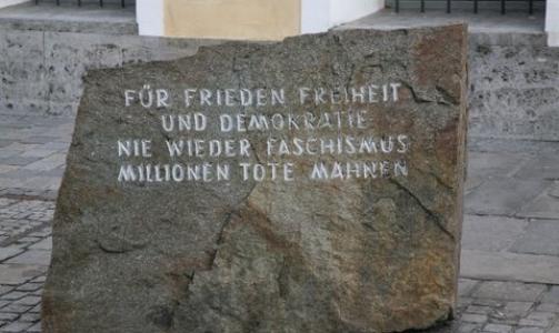 ALDRI MER FASCISME:  P� steinen som f�r 100-�rsjubileet for Hitlers f�dsel ble satt opp foran f�dehuset hans, lyder den tyske innskriften: �For fred, frihet og demokrati. Aldri mer fascisme. Millioner av d�de maner�. Foto: Asbj�rn Svarstad