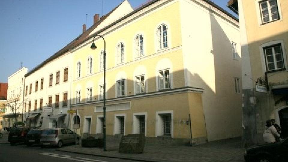 HITLERS F�DESTED:  I dette huset p� hovedgata i Braunau am Inn ble Adolf Hitler f�dt den 20. april 1889.  N� er en Thor Steinar butikk rykket inn i samme omr�de. Foto:Asbj�rn Svarstad