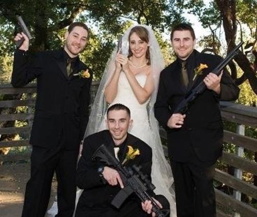 SHOTGUN WEDDING: Bryllupsbilder finnes det flere av på nettstedet, og mange av dem er morsomme. For eksempel bildet Lean on me, der brudgommen har sovnet på brystet til bruden. Foto: Awkward Family Photos SHOTGUN WEDDING: Bryllupsbilder finnes det flere av på nettstedet, og mange av dem er morsomme. For eksempel bildet Lean on me, der brudgommen har sovnet på brystet til bruden. Foto: Awkward Family Photos