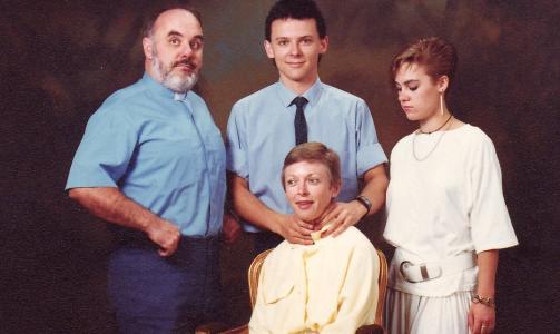 THE CHOKER: - Dette er hva som skjer når din mannlige rollemodell både er prest og gymlærer, er bildeteksten på dette familiebildet. Foto: Awkward Family Photos THE CHOKER: - Dette er hva som skjer når din mannlige rollemodell både er prest og gymlærer, er bildeteksten på dette familiebildet. Foto: Awkward Family Photos