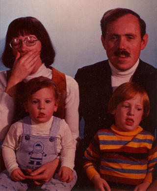 INNSENDT AV FAMILIEN SELV: Ifølge bloggen er dette fotoet av familien Hanscom, som har sendt inn bildet selv. Foto: Awkward Family Photos INNSENDT AV FAMILIEN SELV: Ifølge bloggen er dette fotoet av familien Hanscom, som har sendt inn bildet selv. Foto: Awkward Family Photos