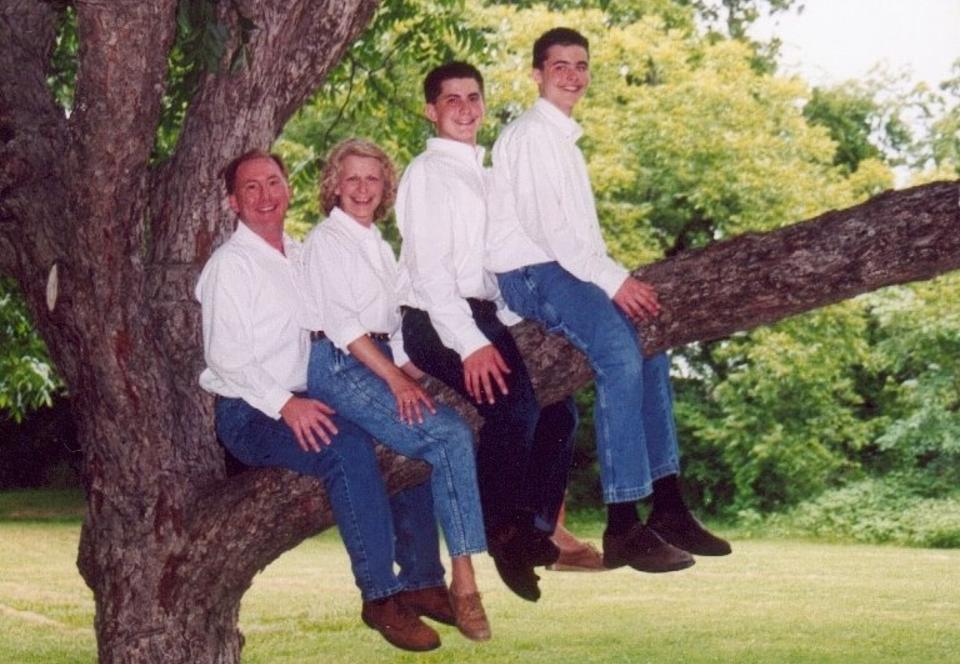 FAMILY TREE: Det f�rste bildet som ble lagt ut p� bloggen Awkward Family Photos, og fortsatt bloggskapernes favoritt. Hvorfor? Se lenger ned i saken. Foto: Awkward Family Photos