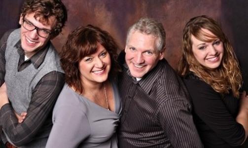THE LEAN: Fotografer finner på mye rart. Her har familien fått beskjed om å lene seg framover. Foto: Awkward Family Photos THE LEAN: Fotografer finner på mye rart. Her har familien fått beskjed om å lene seg framover. Foto: Awkward Family Photos