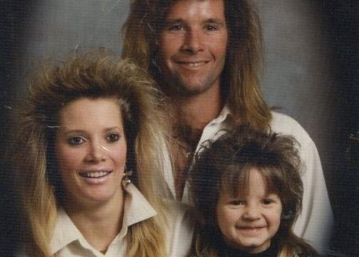 HÅRFIN FAMILIE: Denne familien har fått to ulike familiebilder på nettsida. Det ser ut til å være håret som utgjør den lille forskjellen. Foto: Awkward Family Photos HÅRFIN FAMILIE: Denne familien har fått to ulike familiebilder på nettsida. Det ser ut til å være håret som utgjør den lille forskjellen. Foto: Awkward Family Photos