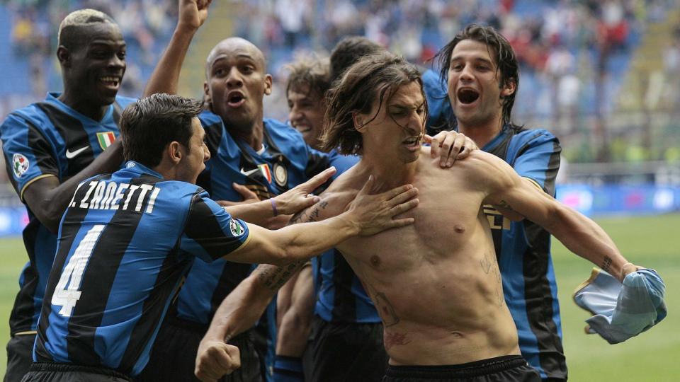 TOPPER LISTA: Lagkameratene i Inter kastet seg rundt Zlatan Ibrahimovic da svensken h�lsparket inn m�let som sendte ham til topps p� toppscorerlistene i Italia. N� topper han ogs� en annen liste: �nskelista til Pep Guardiola over sommerkj�p til Barcelona.FOTO: SCANPIX/REUTERS/Alessandro Garofalo