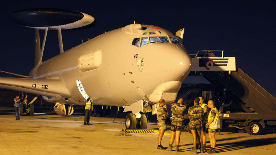 P� VEI: Bakkemannskaper p� flyplassen i Dakar i Senegal klargjorde i g�r kveld et AWACS-fly som skal settes inn i s�ket etter Air France-flyet som er forsvunnet i Atlanterhavet. Flyet dro i retning vrakrestene tidlig i dag. Foto: AP/Rebecca Blackwell
