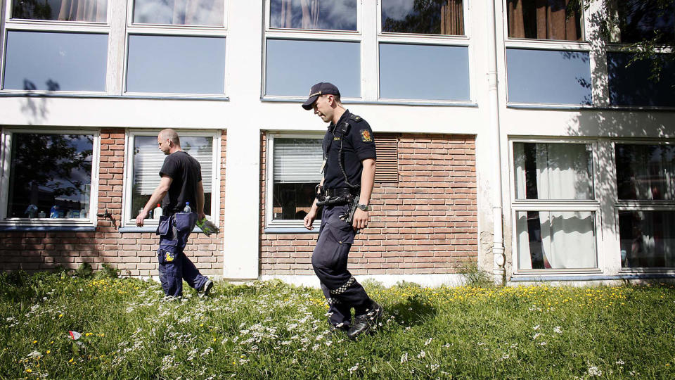 LETER: Politiet s�ker utenfor skolebygget etter kniven som ble brukt. Foto: Bj�rn Langsem / Dagbladet