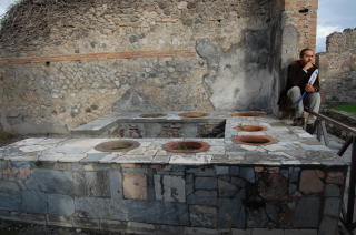 FAST FOOD: Til forskjell fra i dag, var det de fattige som gikk mest ut og spiste i Romerriket. Her et av de mange gatekj�kken-bodene som er bevart i ruinbyen Pompeii. Trange k�r gjorde det vanskelig � oppbevare mat, derfor var det bare de rike som kunne spise hjemme.Foto: FHWRDH/FLICKR/CREATIVE COMMONS