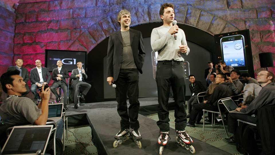VIL SELGE EB�KER: Google-gutta Larry Page og Sergey Brin, her under lanseringen av Google-telefonen Android, vil inn i markedet for salg av eb�ker. S�kegiganten planlegger � tilby forleggere salg av ebok-utgaver av nye b�ker direkte fra Google innen utgangen av 2009. Foto: SCANPIX