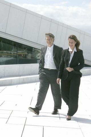 KOM G�ENDE: Mens Jens og Ingrid ventet foran operaens hovedinngang, ble Bill og Melinda Gates kj�rt til operaens bakside. Derfra gikk de over operataket. Foto: MARIUS GULLIKSRUD/STELLA PICTURES