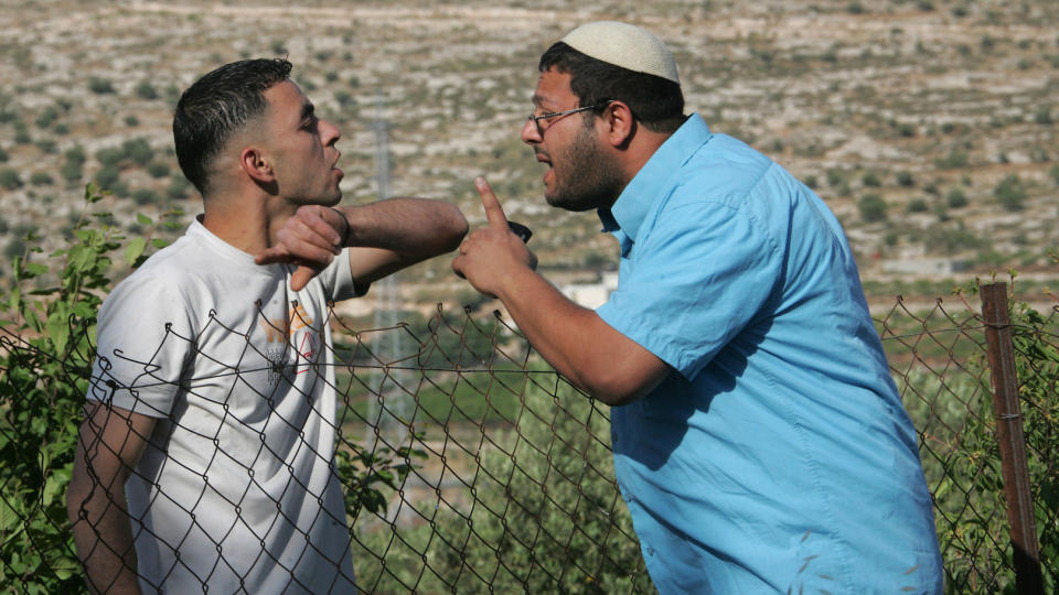 BOSETTINGENE: En j�disk bosetter krangler med en palestiner ved den j�diske bosettingen Kharsina p� Vestbredden. Foto: AFP PHOTO/HAZEM BADER/SCANPIX