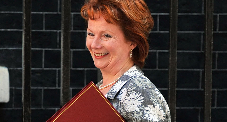 FERDIG: Hazel Blears har i likhet med en lang rekke andre britiske politikere, har f�tt kritikk for � ha dekket private utgifter med offentlige midler. I dag trakk hun seg fra stillingen som kommunalminister. Foto: Scanpix