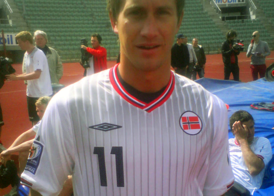 80-TALLSRETRO? De nye s�lvgr� stripene p� de hvite bortedraktene til Norge kan minne om 1980-tallets sportsmote. Morten Gamst Pedersen sier drakta er god � ha p�, og liker det glatte stoffet.Foto: Sigbj�rn Strand