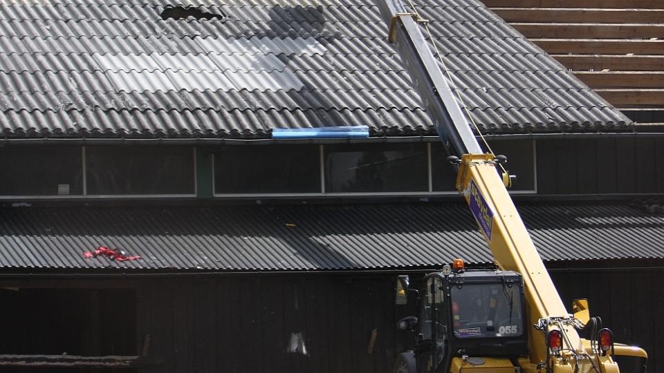 BYTTET TAKET: Mannen i 40-�rene falt ned gjennom hullet i taket, mens han holdt p� med � fjerne takplater over ridehallen p� Ekeberg rideskole. Foto: Svein Gustav Wilhelmsen