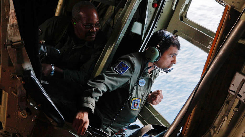 FORTSETTER LETEAKSJONEN: En offiser i det brasilianske luftforsvaret ser etter vrakrester fra Air France-flyet som styrtet i Atlanteren. Foto: AP PHOTO/SCANPIX