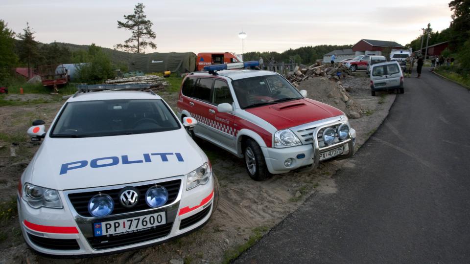 KJEMPER MOT FLAMMENE: Til sammen 70 brannfolk og mannskap fra Sivilforsvaret samt to helikoptre var satt inn i slukkingen av skogbrannen i Bjelland i Marnardal tirsdag. Brannen var tirsdag kveld under kontroll, men brannvesenet frykter at flammene blusser opp igjen onsdag morgen.
Brannbiler og politibil p� stedet.
Foto: Tor Erik Schr�der / SCANPIX