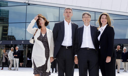 VET IKKE EN DRITT? Bill Gates skj�nner ikke norsk business, mener Johan H. Andresen. Her fra Gates' bes�k i Oslo. Fra venstre, Ingrid Schulerud, Jens Stoltenberg, Bill og Melinda Gates.
Foto: Heiko Junge / SCANPIX