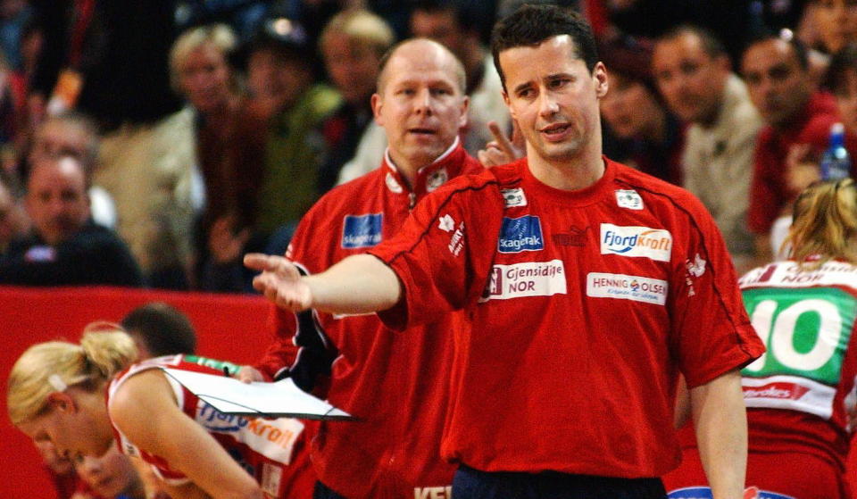 BLIR I LARVIK: Ole Gustav Gjekstad er Lavik H�ndballklubbs nye sportssjef. Han har tidligere v�rt trener i LHK, her fra en kamp i 2003, med n�v�rende trener Karl Erik B�hn i bakgrunnen. Foto: Erlend Aas / SCANPIX