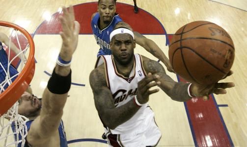 KOMMER TILBAKE: Legene sier at LeBron James trolig blir helt frisk igjen - uten at de trenger � gj�re ytterligere inngrep. Foto: REUTERS
