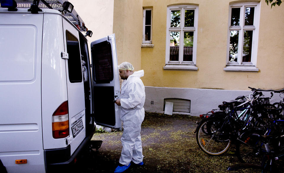 FINKJEMMER FUNNSTEDET: To �stedsgranskere fra Sentralvakta i Oslo politidistrikt jobbet i g�r kveld i en leilighet i f�rste etasje i denne byg�rden p� Frogner. Foto: TORBJ�RN GR�NNING