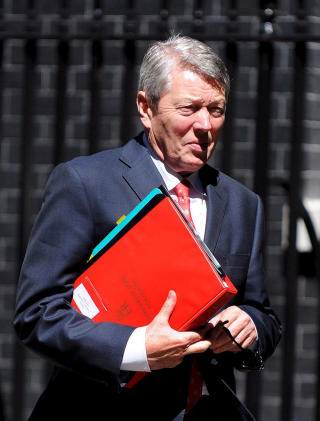 ARVTAKEREN?: Helseminister Alan Johnson er av de mest ivrige spekulantene allerede utpekt som Browns arvtaker som partileder og statsminister. Selv avviser han at noe slikt er aktuelt. Foto: ANDY RAIN/EPA/SCANPIX