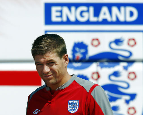 SAVNER LANDSMENN: Steven Gerrard h�per klubben kj�per engelske spillere i sommer. Foto: AFP