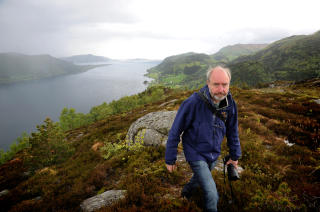  - UANSVARLIG: Havforsker Jan Helge Foss� ved Havforskningsinstituttet er sterkt kritisk til Engeb�-prosjektet. Her p� Engeb�fjellet som er aktuell som rutilgruve, foran F�rdefjorden der deponiet skal ligge. Foto: �istein Monsen.