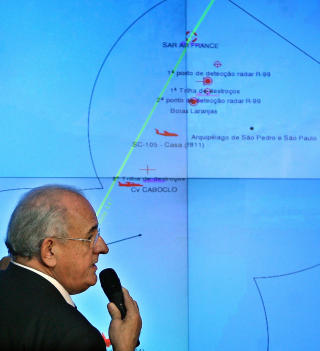 VRAKRESTER FUNNET: Den brasilianske forsvarsministeren Nelson Jobim viser et kart over omr�det der det er funnet vrakrester etter Air France-flyet som styrtet i Atlanterhavet. Foto: Scanpix
