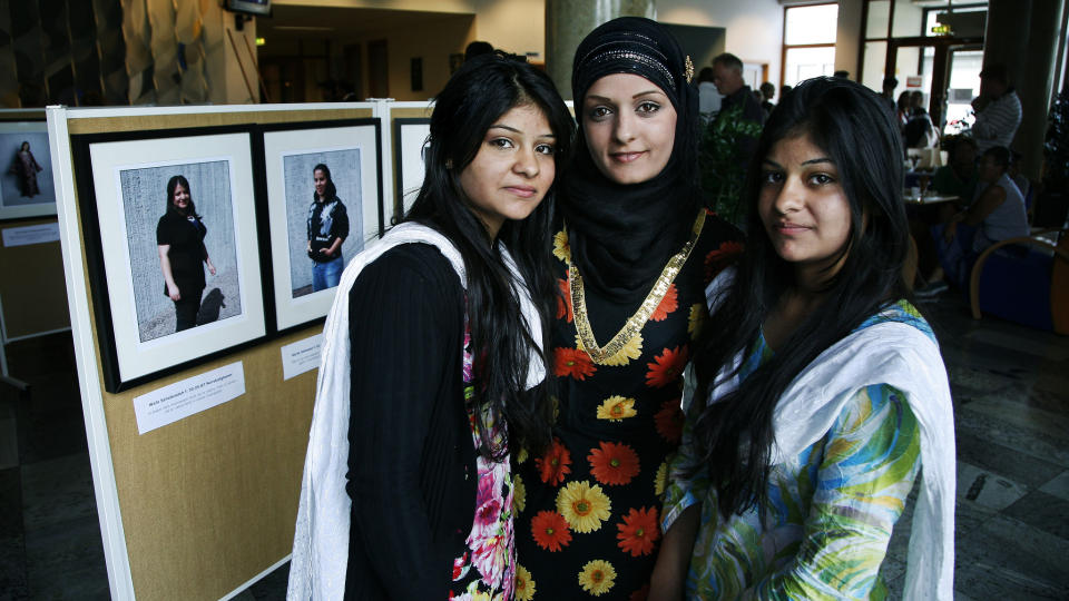 VIL BESTEMME SELV: Rubab Mazhar (17) (t.v.), Kiran Hussain (19) og Surkab Mazhar (17)  har intervjuet flere familier om deres forhold til ekteskap og kj�rlighet. Underveis har de snakket mye om tvangsekteskap. Foto: Steinar Buholm