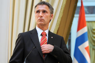 NOE P� INNERLOMMA: Jens Stoltenberg trekker snart en ny regjering ut av hatten. Flere Arbeiderparti-topper mener minst halvparten av regjeringsmedlemmene fra partiet b�r v�re kvinner. De ber ogs� om flere kvinnelige komit�ledere og topper i partiet. FOTO: SCANPIX